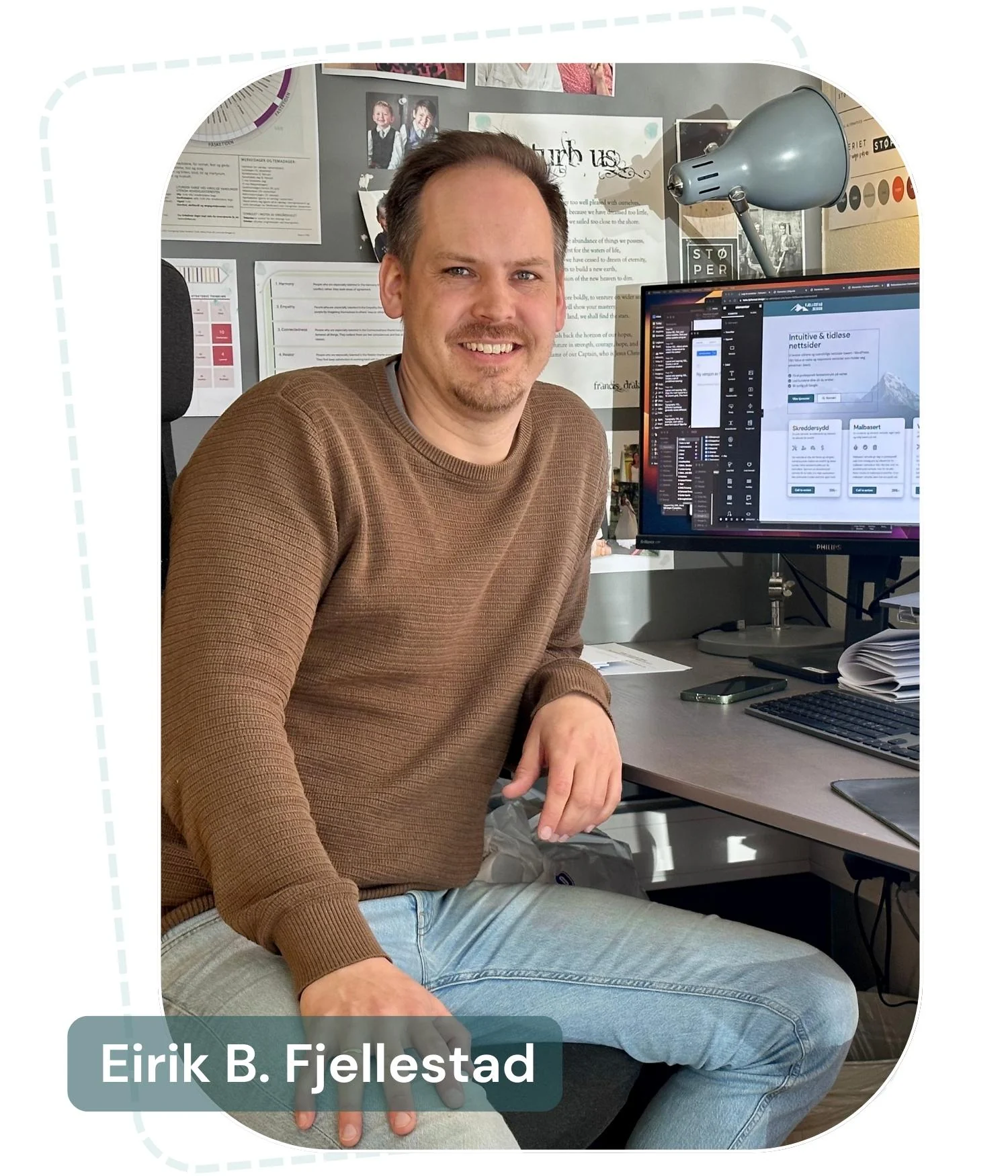 Eirik B. Fjellestad ved kontorpulten sin