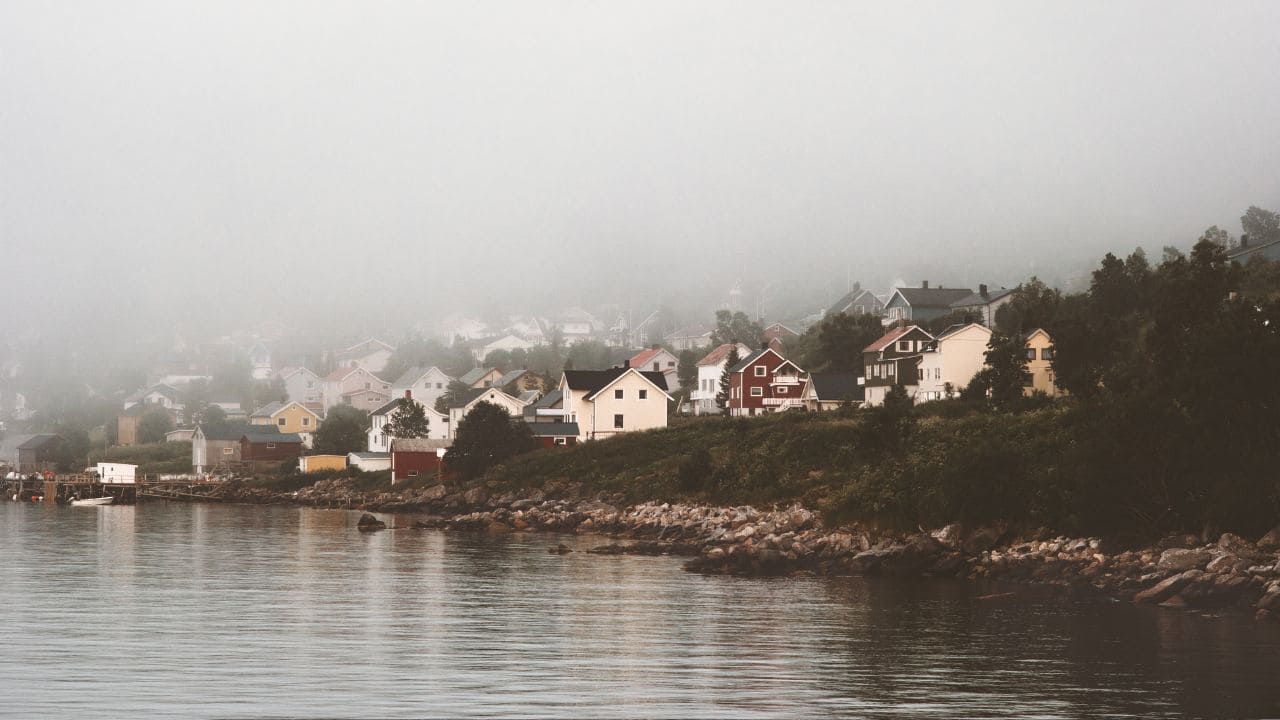 Bilde av fjordby i tåke, Illustrasjon for Brønnøysund autocomplete for gravitforms.